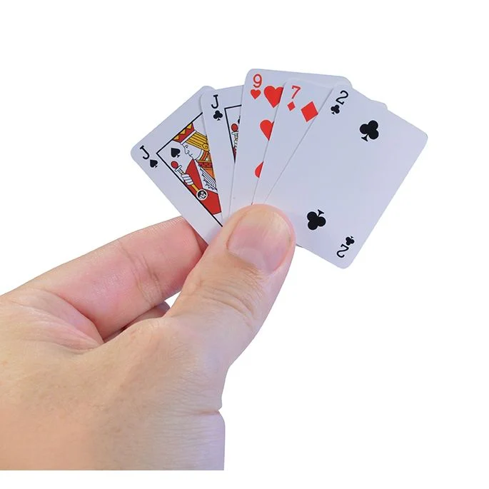 WORLD'S SMALLEST PLAYING CARDS - Image 2